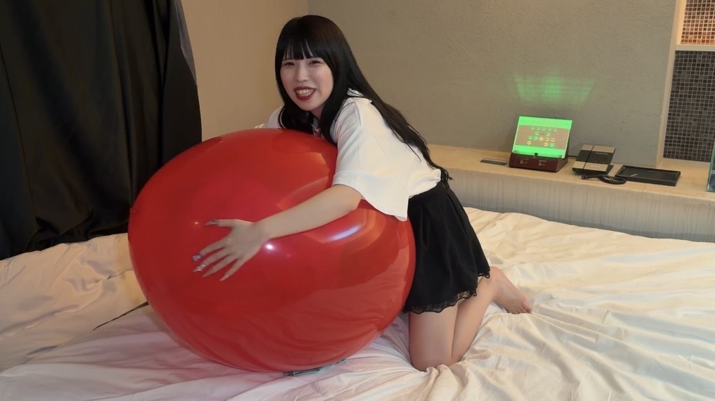 赤い巨大風船を両手で抱えるゆりざべすさん