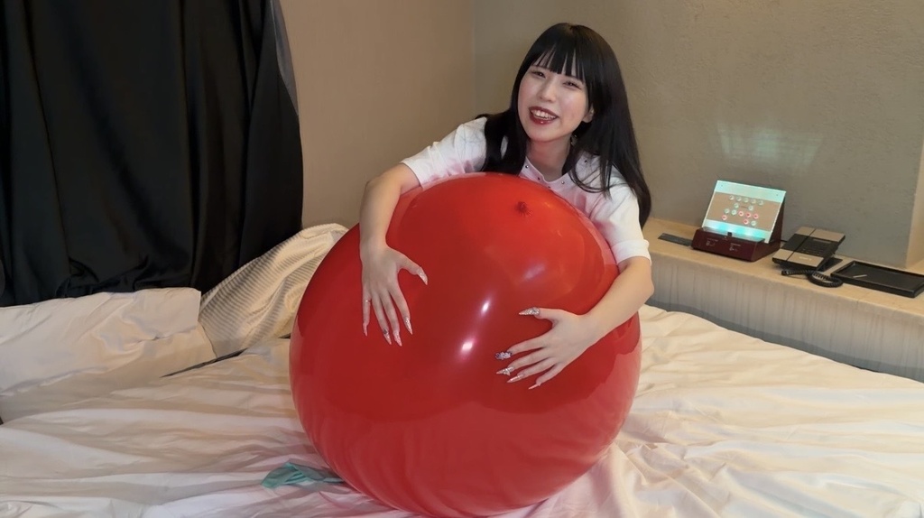 赤い巨大風船にぎゅっと抱きつくゆりざべすさん
