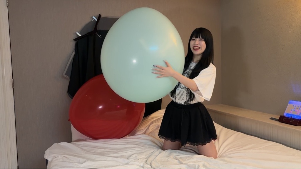 水色の巨大風船を抱えてほほえむゆりざべすさん